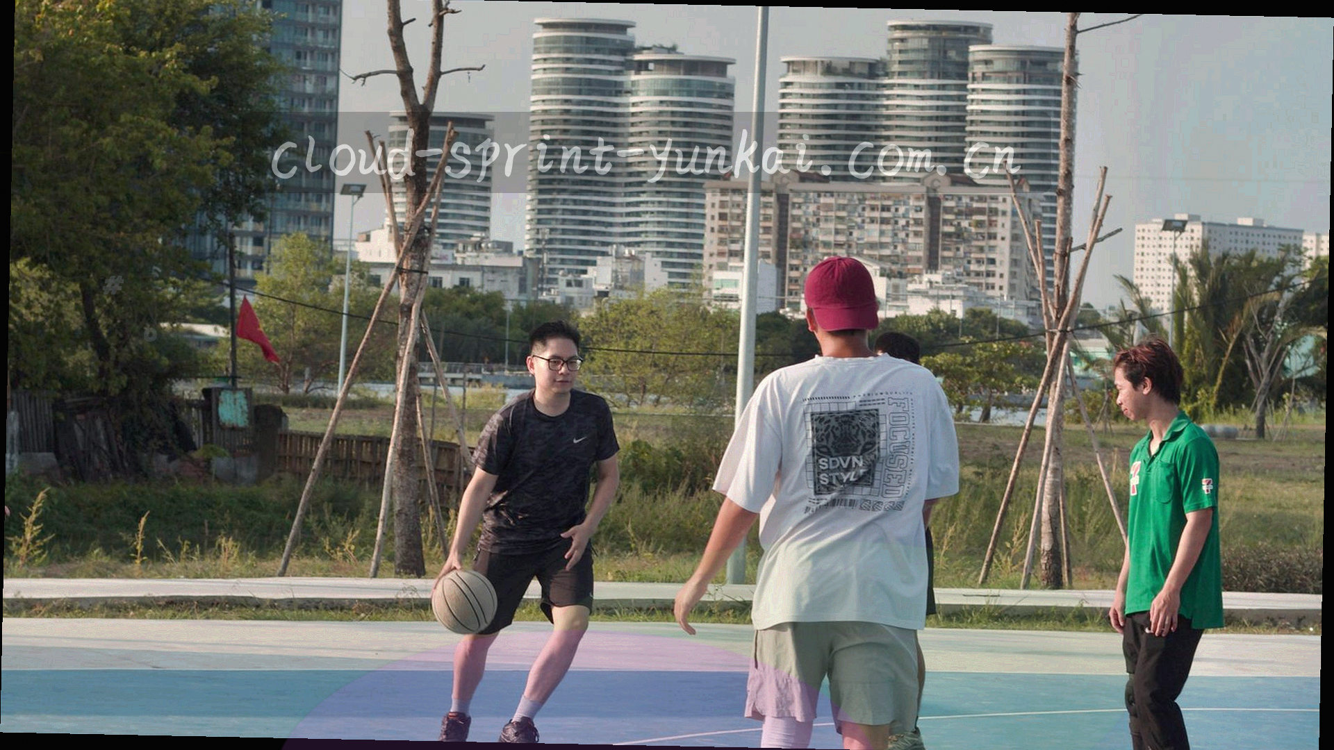 夜间球场灯光与草皮纹理的俯视画面，灯带沿对角线排布，画面右侧留出大片深色留白