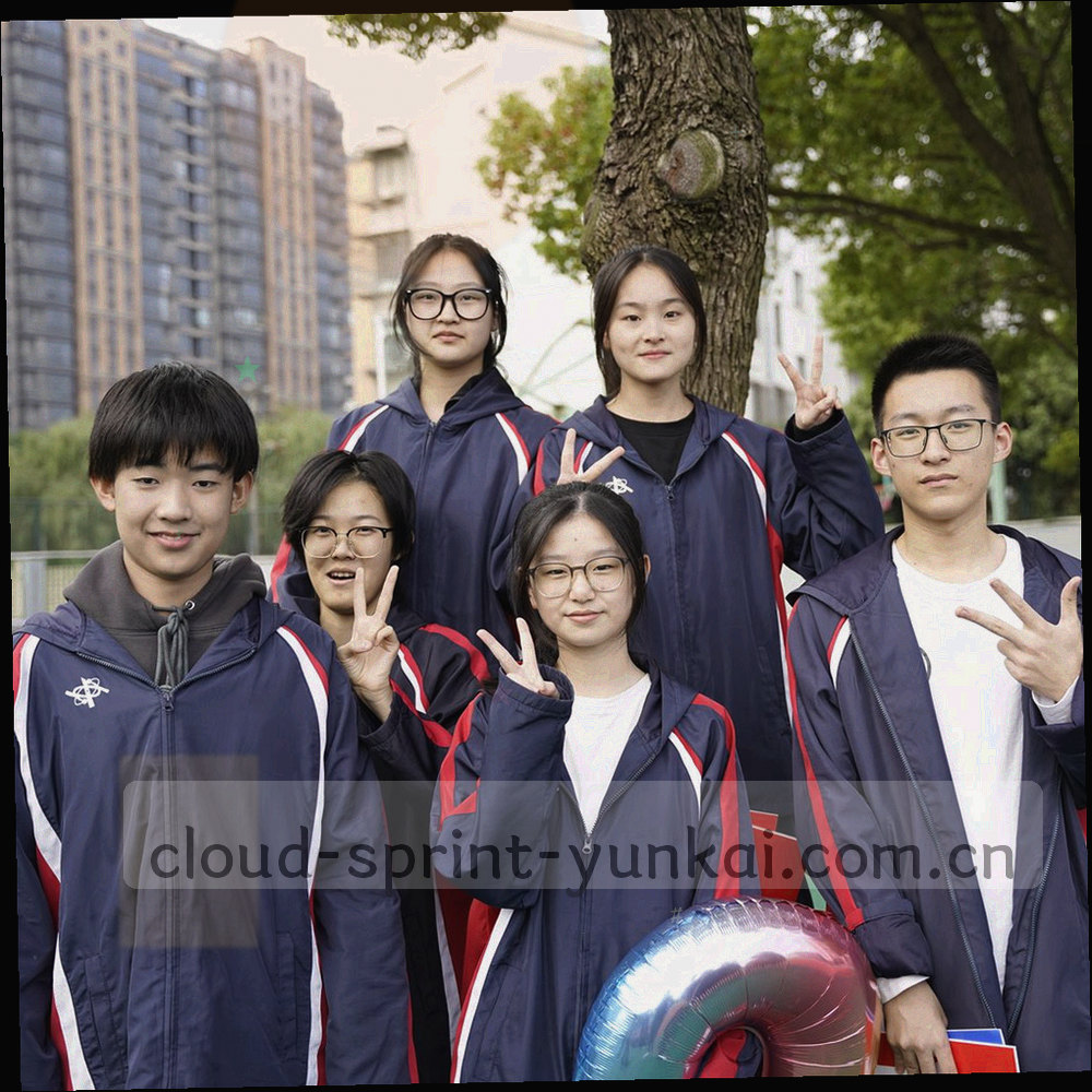 方形构图中一盏球场灯自上斜射，光柱穿过云层纹理，底部留出深色空间
